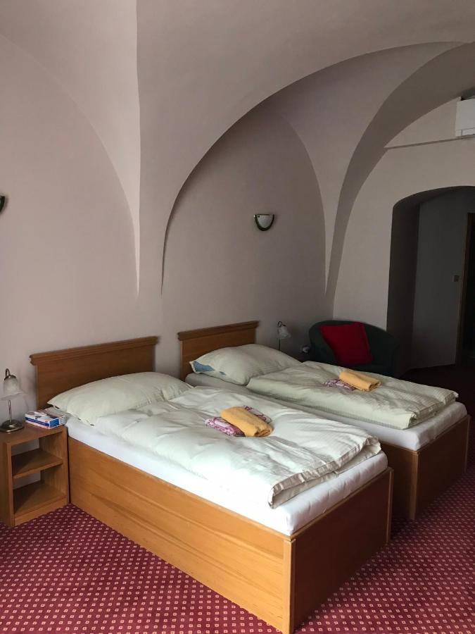 פארדוביצה Hotel U Zlateho Andela מראה חיצוני תמונה