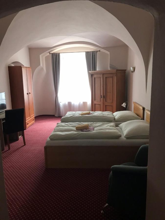 פארדוביצה Hotel U Zlateho Andela מראה חיצוני תמונה