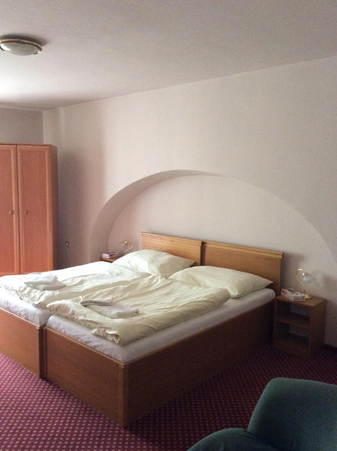 פארדוביצה Hotel U Zlateho Andela מראה חיצוני תמונה