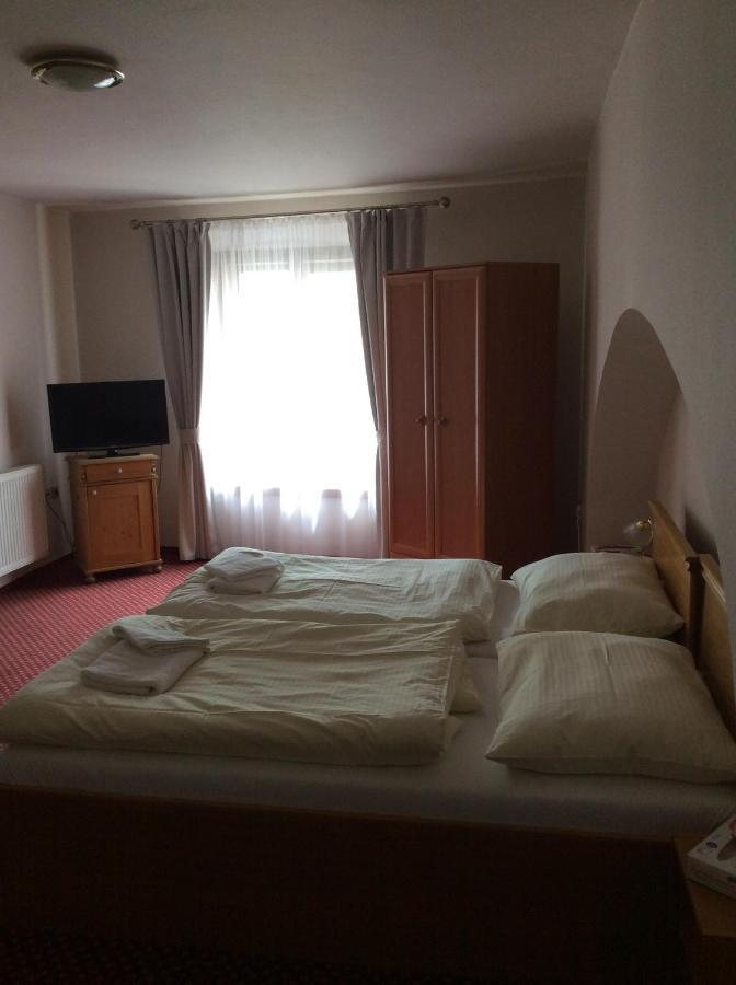 פארדוביצה Hotel U Zlateho Andela מראה חיצוני תמונה