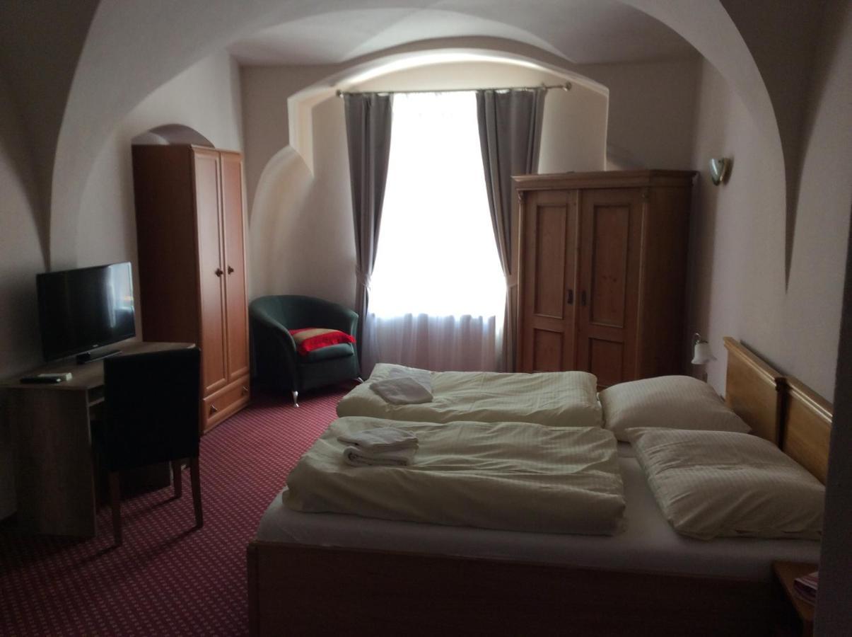 פארדוביצה Hotel U Zlateho Andela מראה חיצוני תמונה